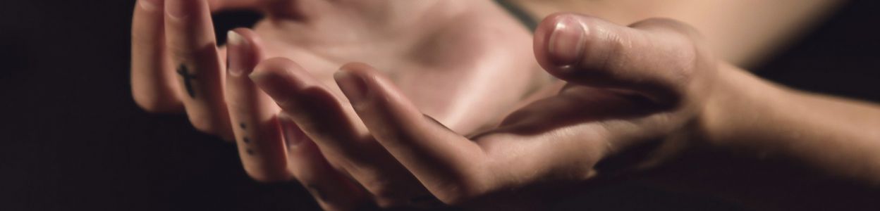 Białe plamki na paznokciach - co oznaczają? Co jeść i suplementować?